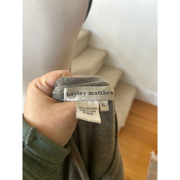 Hayley Matthews Grey Cashmere Button Front Long Sleeve Cardigan - Picture 4 of 5